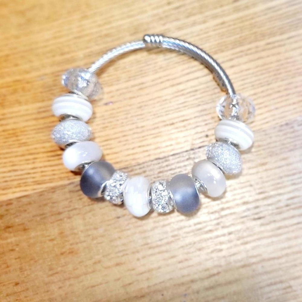 Snake Coil Expandable Beaded Silver Bracelet Gray White 7 Inch